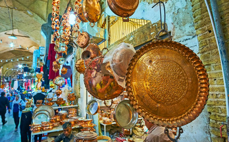 SHIRAZ, IRAN - OCTOBER 12, 2017: The copper workshop in Ordu Bazaar with wide range of cookware and kitchenware, on October 12 in Shiraz.のeditorial素材