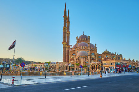 SHARM EL SHEIKH, EGYPT- DECEMBER 15, 2017: The tall minarets of Sahaba mosque, located in center of old city market, on December 15 in Sharm El Sheikh.のeditorial素材
