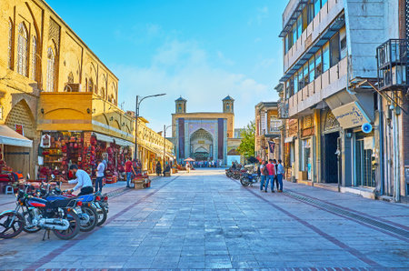 SHIRAZ, IRAN - OCTOBER 12, 2017: The street with row of souvenir and carpet stores leads to the iwan (portal) of Vakil mosque, on October 12 in Shiraz.のeditorial素材