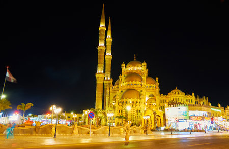 SHARM EL SHEIKH, EGYPT- DECEMBER 15, 2017: The night view of the central square of Old Town with illuminated Sahaba mosque and numerous tourist stores around it, on December 15 in Sharm El Sheikh.のeditorial素材