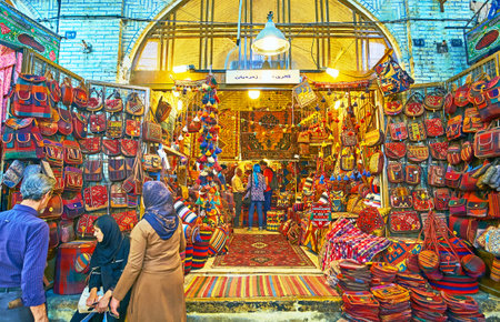 SHIRAZ, IRAN - OCTOBER 12, 2017: The large showcase of the carpet store in Vakil Bazaar with wide range of bags, decorated with woven details, on October 12 in Shiraz.のeditorial素材