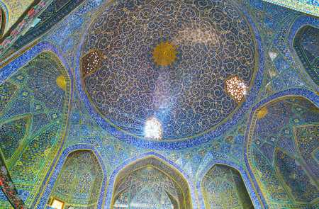 ISFAHAN, IRAN - OCTOBER 20, 2017: The cupola of the mosque in Chaharbagh Theological school boasts unique tiled traceries and fine Arabic calligraphy, on October 20 in Isfahan.のeditorial素材