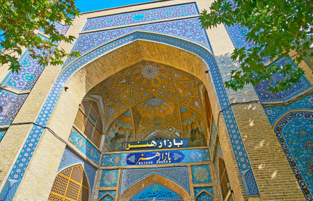 ISFAHAN, IRAN - OCTOBER 20, 2017: The entrance portal of Honar Bazaar, the medieval part of Chaharbagh complex, on October 20 in Isfahan.のeditorial素材