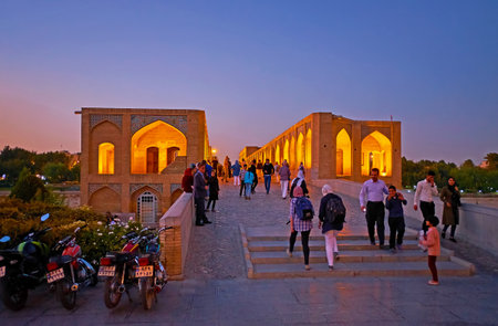 ISFAHAN, IRAN - OCTOBER 20, 2017: The evening walk along the crowded Khaju bridge - one of the central city landmarks, on October 20 in Isfahan.のeditorial素材