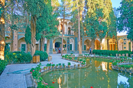 MAHAN, IRAN - OCTOBER 16, 2017: Traditional Persian garden in Vakil-ol-Molki courtyard of Shah Nematollah Vali Shrine, on October 16 in Mahan.のeditorial素材
