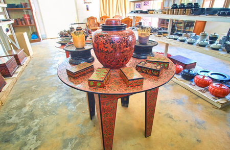 BAGAN, MYANMAR - FEBRUARY 24, 2018: Numerous lacquerware shops in Bagan offer beautiful handmade dishes that are traditional souvenirs from Bagan region, on February 24 in Baganのeditorial素材