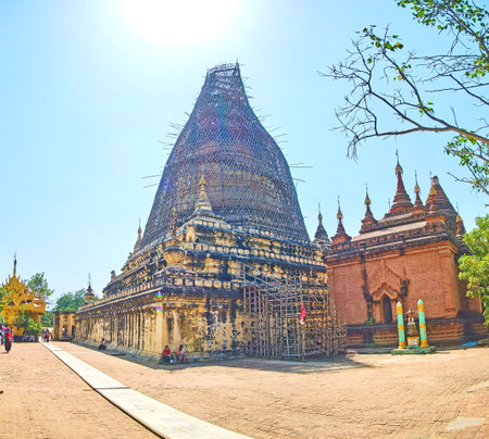 BAGAN, MYANMAR - FEBRUARY 24, 2018: The Myazedi Pagoda covered with scaffoldings during restoration, on February 24 in Baganのeditorial素材