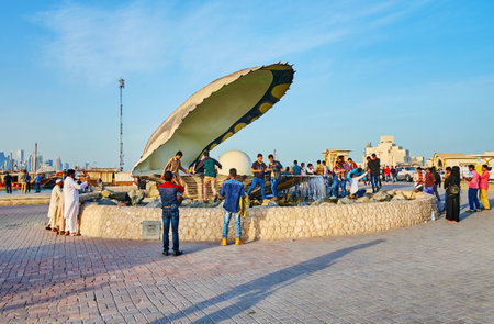 DOHA, QATAR - FEBRUARY 13, 2018: The crowd at the Pearl fountain - the popular place for selfies on Corniche Promenade, on February 13 in Doha.のeditorial素材