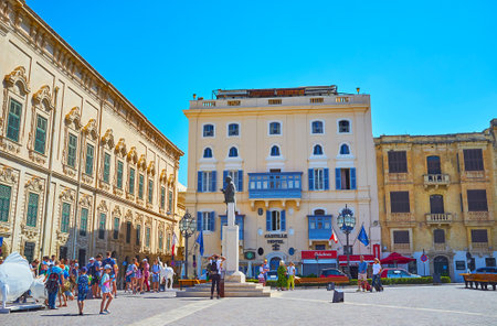VALLETTA, MALTA - JUNE 17, 2018: The side wall of Auberge Castille, the edifice of hotel and other mansions on Catille Place with monument to George Borg Olivier in the middle, on June 17 in Valletta.のeditorial素材