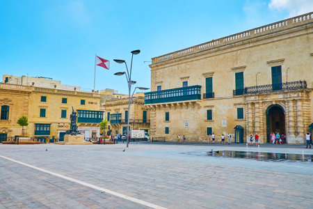 VALLETTA, MALTA - JUNE 17, 2018: 
The St George's Square is the main area in city with preserved historical and architectural landmarks, such as Grandmaster's Palace, on June 17 in Valletta.のeditorial素材