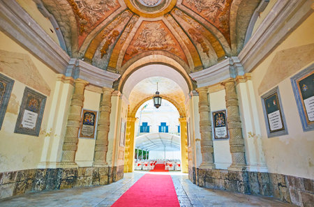 VALLETTA, MALTA - JUNE 17, 2018: 
The porch's hall at the main entrance to Grandmaster's Palace with stone columns, coats of arms and beautiful dome, on June 17 in Valletta.のeditorial素材