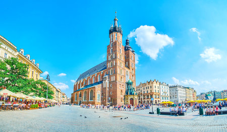 KRAKOW, POLAND - JUNE 11, 2018: The Main Market Sqaure is the main tourist point of interest with numerous historical landmarks, on June 11 in Krakow.のeditorial素材