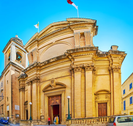 BIRGU, MALTA - JUNE 17, 2018: The stone facade of huge Annunciation church, decorated with carved stone garlands and tall columns, on June 17 in Birgu.のeditorial素材
