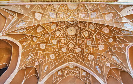 KASHAN, IRAN - OCTOBER 22, 2017: The semi-dome of the portal (iwan) in courtyard of Abbasi House with relief arabesques, on October 22 in Kashan.のeditorial素材