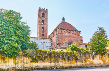 The view from the Antelminelli Sqaure on the back side of Church of Saints John and Reparata with inne garden behind the fence, Lucca, Italyのeditorial素材