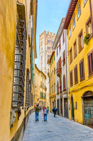 LUCCA, ITALY - APRIL 30, 2013: The narrow streets in Lucca attract tourists wishing to enjoy Italian atmosphere, on April 30 in Luccaのeditorial素材