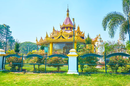 The small pavilion with huge glass windows contains the sculptures of King Mindon with his wife, Mandalay, Myanmarのeditorial素材