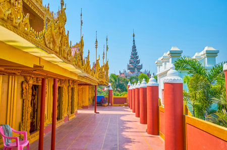 The narrow walking courtyard of the shrine of Kyauktawgyi Pagoda complex in Mandalay, Myanmarのeditorial素材