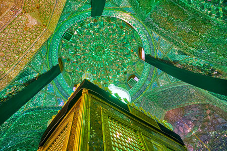SHIRAZ, IRAN - OCTOBER 12, 2017: The mirrorwork is traditional Persian decor for the Holy Shrines, such as Mausoleum of Imamzadeh Ali Ibn Hamzeh, on October 12 in Shirazのeditorial素材