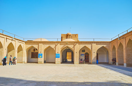 YAZD, IRAN - OCTOBER 18, 2017: The courtyard of Jameh Mosque with brick arched gallery and small domes, on October 18 in Yazd.のeditorial素材