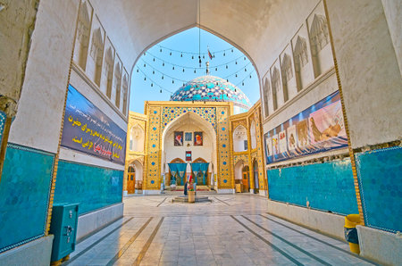 YAZD, IRAN - OCTOBER 18, 2017: Arched corridor to Imam Zadeh Jafar Shrine courtyard with ablution fountain, sceni iwan and dome, decorated with brickwork and Islamic patterns, on October 18 in Yazd.のeditorial素材