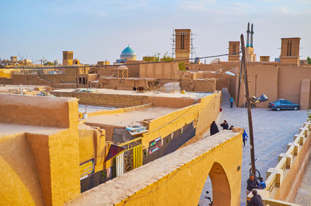 YAZD, IRAN - OCTOBER 18, 2017: The Yazd Art House is perfect place to relax on its roof and enjoy the panorama of old Fahadan district with adobe edifices, badgirs (windcatchers) and historic mosques, on October 18 in Yazdのeditorial素材