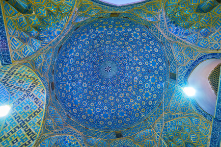 YAZD, IRAN - OCTOBER 18, 2017: The splendid stellar dome of Jameh Msque with bright blue tile patterns and honeycombs of semi-dome arches, on October 18 in Yazdのeditorial素材