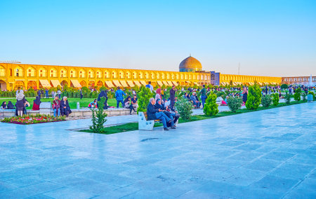 ISFAHAN, IRAN - OCTOBER 19, 2017: The crowded central Naqsh-e Jahan Square in the evening, its the best place to spend an evening, meet friends play with kids, on October 19 in Isfahanのeditorial素材