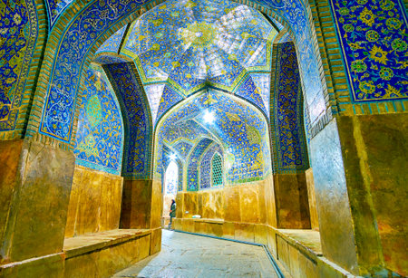 ISFAHAN, IRAN - OCTOBER 19, 2017: The corridors in Shah Mosque are decorated in general style with a whole complex, used the same decorative elements and same ornament, on October 19 in Isfahanのeditorial素材