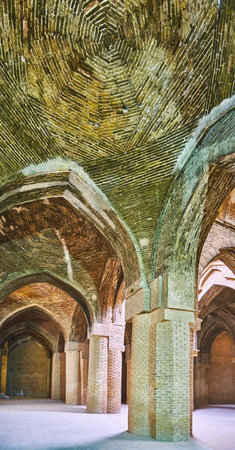 ISFAHAN, IRAN - OCTOBER 21, 2017: The underground hypostyle hall, named shabestan, with brick vault and huge columns, located in historical Jameh Mosque, on October 21 in Isfahan.のeditorial素材