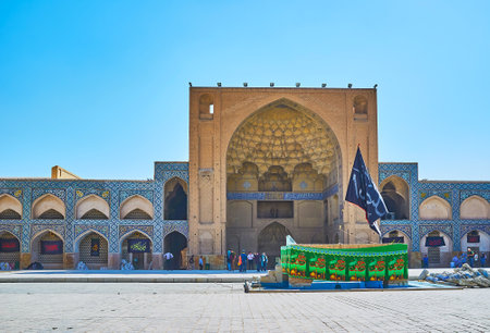 ISFAHAN, IRAN - OCTOBER 21, 2017:  The carved brick East portal of Jameh Mosque with bright blue arched gallery from both sides, on October 21 in Isfahan.のeditorial素材