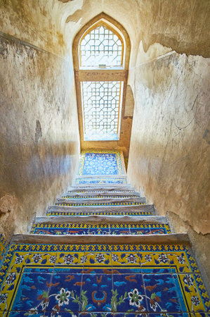 ISFAHAN, IRAN - OCTOBER 21, 2017: Preserved decorative tile floor in narrow corridor of historic Ali Qapu palace, on October 21 in Isfahan.のeditorial素材