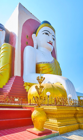 Watch the giant Buddha statues of small Kyaik Pun Pagoda - the monastery, located next to Bago, Myanmar.の写真素材
