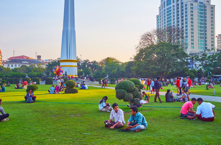 YANGON, MYANMAR - FEBRUARY 15, 2018: Recreational zone of Maha Bandula Garden is popular among the locals, gathering around Independence monument with families and friends, on February 15 in Yangon.のeditorial素材