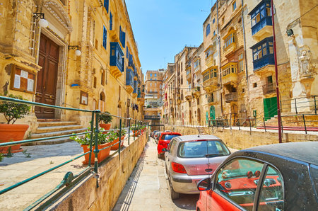 VALLETTA, MALTA - JUNE 19, 2018: The stone Lvant street with lines of living buildings, stretching along the narrow road, on June 19 in Valletta.のeditorial素材