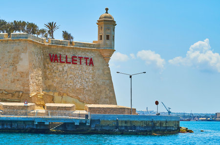 The huge stone wall of Senglea (L-Isla) fortress with small Guard Tower (Gardjola) on its edge, Malta.のeditorial素材