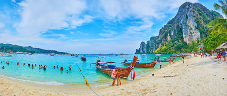 PHIPHI DON, THAILAND - APRIL 27, 2019: The wooden longtail boats are moored on the beac on Tonsai Bay at sandy shore of Phi Phi Don Island, on April 27 in PhiPhi Donのeditorial素材