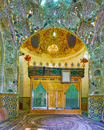 KASHAN, IRAN - OCTOBER 23, 2017: The prayer hall of Imamzadeh Ibrahim Mausoleum with sarcophagus, surrounded by ornate mirrorwork, painted and tiled patterns, on October 23 in Kashan.のeditorial素材
