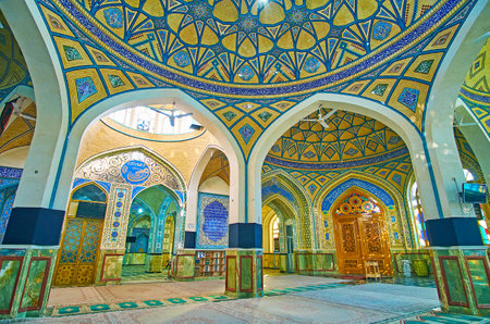 ARAN-O-BIDGOL, IRAN - OCTOBER 23, 2017: Interior of Imamzadeh Helal Ali Holy Shrine with arches, columns, muqarnas domes and tile patterns, on October 23 in Aran-o-Bidgolのeditorial素材