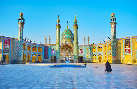 ARAN-O-BIDGOL, IRAN - OCTOBER 23, 2017: Walk through the sahn (courtyard) to the main entrance to Imamzadeh Helal Ali Holy Shrine with mirror portal, tall minarets, bulbous dome and turquoise tile patterns, on October 23 in Aran-o-Bidgolのeditorial素材