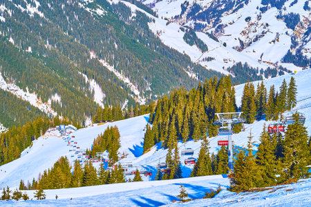 Watch the long route of Kettingbahn chairlift, stretching along the snowy slope of Schmittenhohe mount, Zell am See, Austriaのeditorial素材
