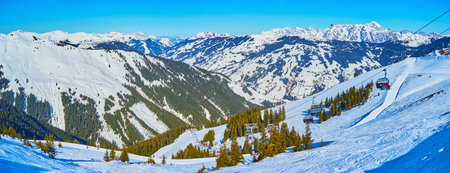 Schmittenhohe mount boasts advanced system of ski lifts and air gondolas, the sportsmen may choose different routes and pistes for the best winter activities in Zell am See, Austria.のeditorial素材