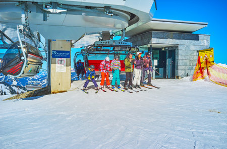ZELL AM SEE, AUSTRIA - FEBRUARY 28, 2019: The skiers and boarders arrive to the top station of Kettingbahn chairlift, located on peak of Schmitten mountain, on February 28 in Zell Am See.のeditorial素材