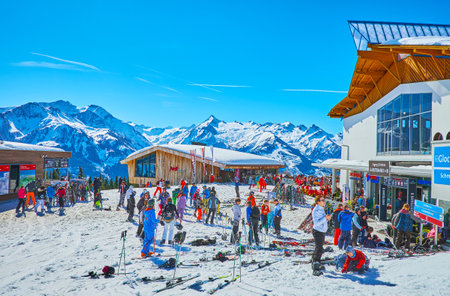ZELL AM SEE, AUSTRIA - FEBRUARY 28, 2019: The sportsmen take a rest at the Areitbahn cableway station after the downhill from Schmittenhohe mount to Areitalm Alpine meadow, on February 28 in Zell Am See.のeditorial素材