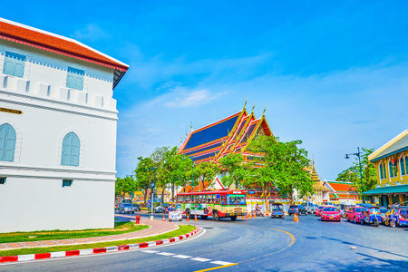 BANGKOK, THAILAND - APRIL 22, 2019: The speed traffic in Maha Rat Road with a view on tourist stores, cafes and roof of Wat Pho Buddhist Temple, on April 22 in Bangkokのeditorial素材