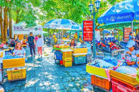 BANGKOK, THAILAND - APRIL 22, 2019: The shady alley to the Tha Chang pier with numerous vendors, offer variety of refreshing drinks and fruit cocktails, on April 22 in Bangkokのeditorial素材