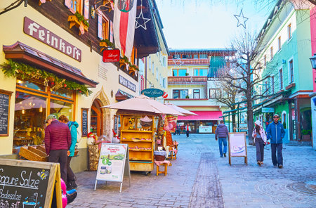 ZELL AM SEE, AUSTRIA - FEBRUARY 28, 2019: Tourists spends free time in old town, going for a shopping, visiting local cafes, bars and watching architectural landmarks, on February 28 in Zell Am Seeのeditorial素材