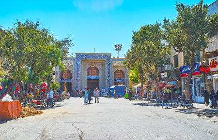SHIRAZ, IRAN - OCTOBER 14, 2017: The street full of stores and teahouses leads to the main portal of Shah Cheragh Holy Shrine, on October 14 in Shiraz.のeditorial素材