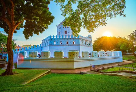 The scenic Phra Sumen Fort is the most prominent remain of former defensive structures of old Bangkok, nowadays a popular tourist attraction in public park, Thailandの写真素材