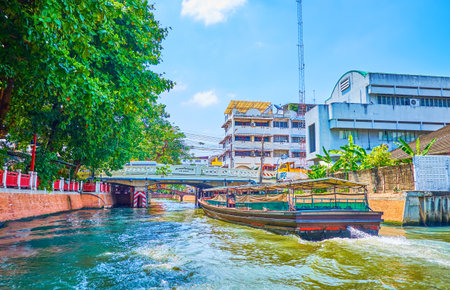 BANGKOK, THAILAND - APRIL 24, 2019: The old passenger ferry fast sails along the Saenseap khlong in old town making high waves, on April 24 in Bangkokのeditorial素材